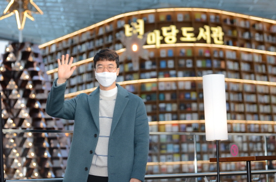 ▲놀라운 간접 경험을 하게 해주는 무한한 힐링의 공간 책. 안성준은 못 가본 공간 사이에서 번쩍 손을 흔들었다