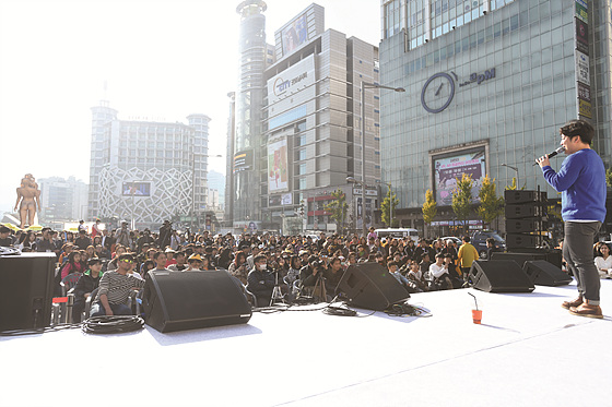 ▲ 서울 광화문에서 펼쳐지던 ‘KB국민은행 서울 수담’ 행사가 올해는 11월 4일 패션의 거리 동대문 디자인플라자(DDP)에서 바둑팬과 함께했습니다. 프로기사 125명이 휴일 동대문을 찾아 1000여 명의 팬들과 정겹게 수담을 나누는 지도다면기 행사는 이번에도 장관이었습니다. 그리고 이번 행사에 처음 선보인 인기가수들의 축하공연도 이날 서울 수담 행사를 찾은 팬들에게는 잊을 수 없는 추억이었을 겁니다.