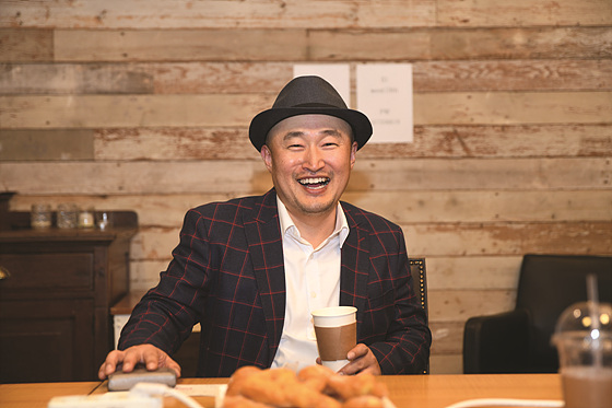 신의 한수: 귀수편을 제작한 리건 감독.