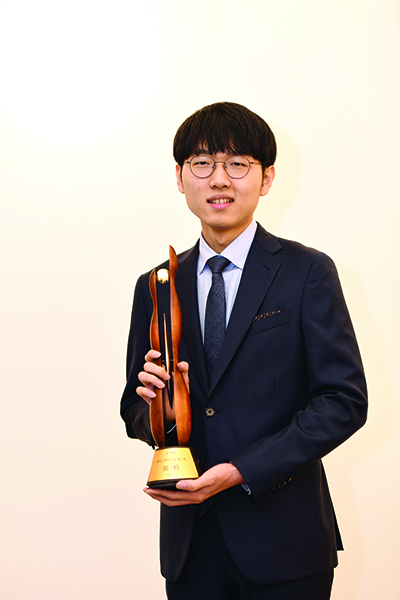 ▲ 입단 후 7년 7개월만에 메이저 세계대회 우승트로피를 들어올린 신진서 九단.