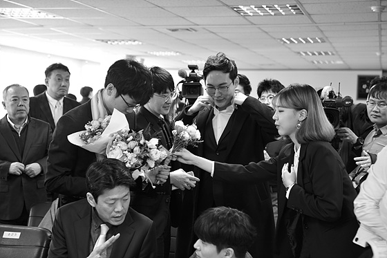 ▲ 다승상·연승상·승률상에 이어 MVP까지 차지한 신진서 九단이 꽃다발 속에 파묻혔다. 반면 최고 상금기록을 경신하고 덤으로 머리까지 멋있게 손질하고(?) 온 박정환 九단은 무관에 그치며 신진서 九단과 대조를 이뤘다.