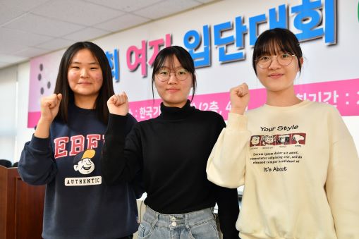 https://www.baduk.or.kr/FileUpDown/homepage/news/%EC%99%BC%EC%AA%BD%EB%B6%80%ED%84%B0%20%EB%B0%B1%EC%97%AC%EC%A0%95,%20%EC%9D%B4%EC%A0%95%EC%9D%80,%20%EC%9D%B4%EB%82%98%ED%98%84dd.JPG
