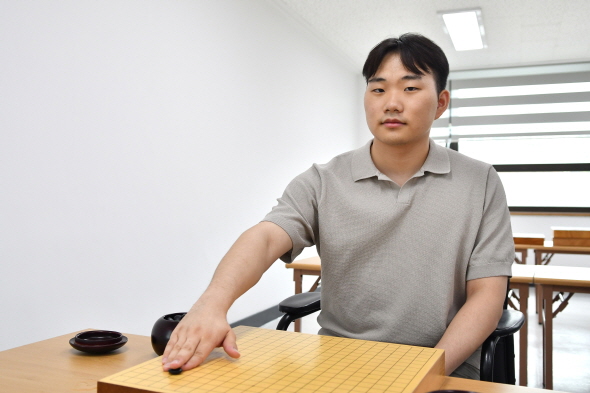https://www.baduk.or.kr/FileUpDown/homepage/news/%ED%94%84%EB%A1%9C%20%EC%9E%85%EB%8B%A8%EC%9D%B4%20%EC%B2%AB%20%EC%88%98%EB%A5%BC%20%EB%91%90%EB%8A%94%20%EA%B2%83%EA%B3%BC%20%EB%B9%84%EC%8A%B7%ED%95%98%EB%8B%A4%EA%B3%A0%20%EB%A7%90%ED%95%9C%20%EC%86%A1%EB%AF%BC%ED%98%81%20%EC%B4%88%EB%8B%A8.(1).JPG