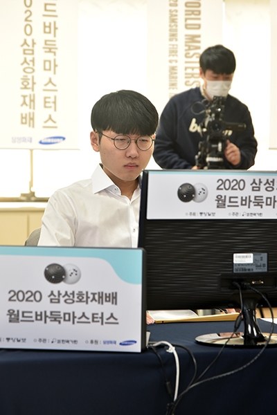 신진서, 삼성화재배 결승 1국에서 커제에게 불계패