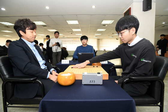 신진서, KB리그 ‘전승 신화’ 화룡점정