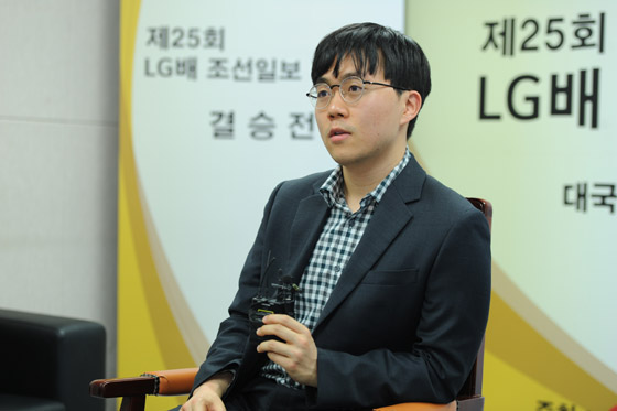 신민준, 커제 꺾고 LG배 역전 우승