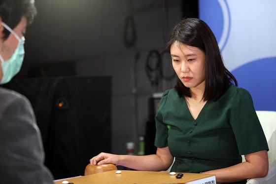 ‘연승전의 여왕’ 이민진, 이창호 누르고 숙녀팀에 우승 안겨