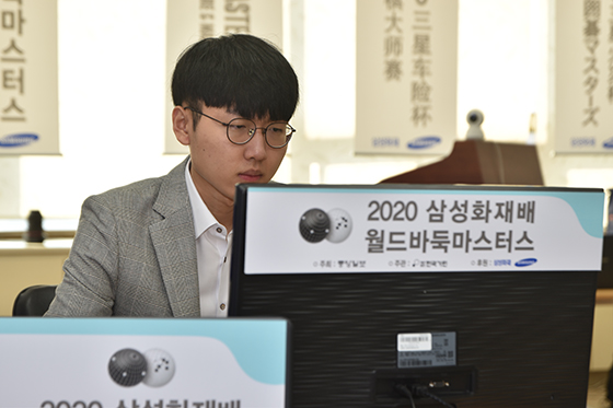 ‘한국의 희망’ 신진서, 삼성화재배 첫 4강 진출