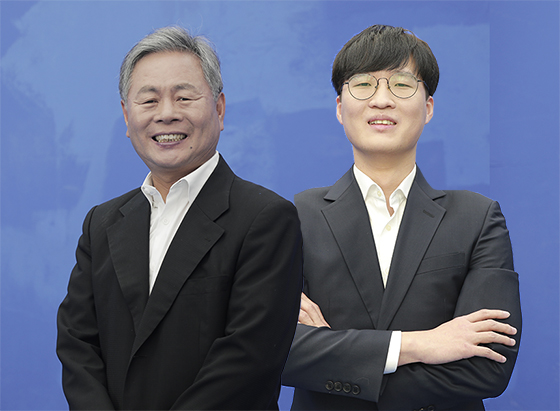 ▲ 99ㆍ100번째 입신에 오른 권갑용 9단(왼쪽), 김형우 9단