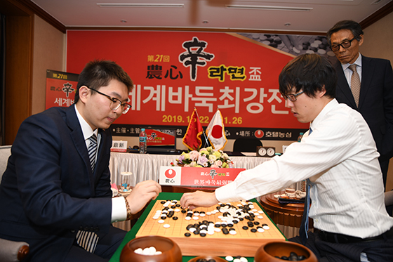 이야마 유타, 양딩신 8연승 저지