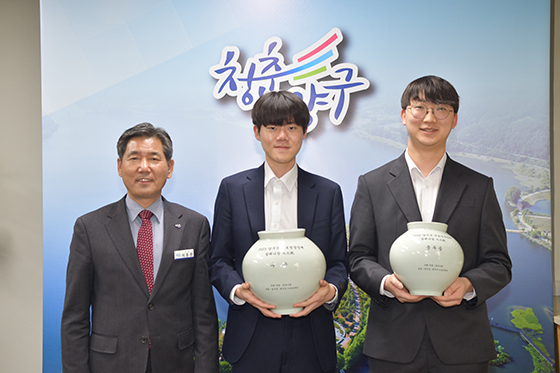국토정중앙배 초대 챔피언 한우진, 우승 트로피 들어올려