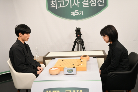 스미레, 한국 이적 공식 첫 대국 치러