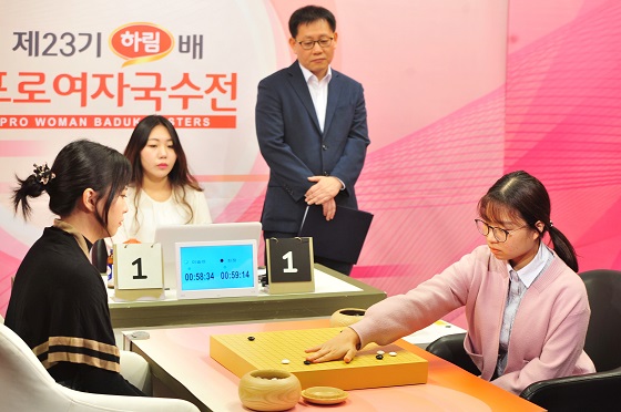 최정, 여자국수전 2국 승리하며 1-1 타이
