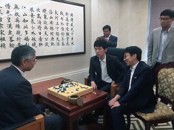 ‘돌부처’ 이창호, 추궈홍 주한 중국대사와 지도기 통해 반상 외교