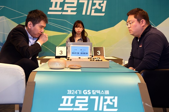 ‘늦깎이 돌풍’ 이호승, 이세돌 꺾고 GS칼텍스배 4강 진출