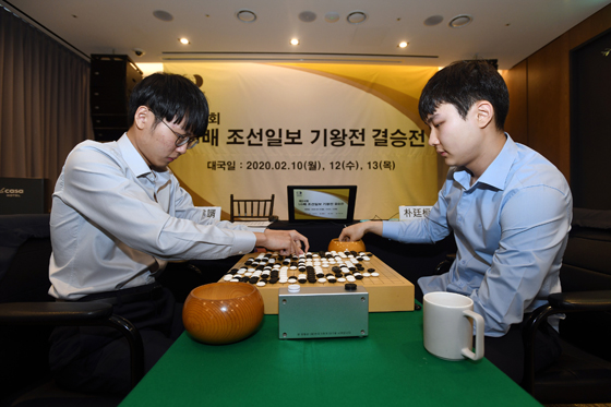 신진서, 박정환에 재역전승하며 LG배 결승 서전 장식