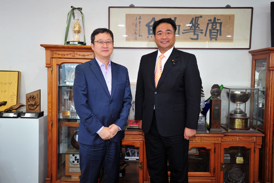 유창혁 한국기원 사무총장, 일본 참의원 접견