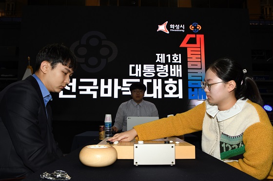 ▲박정환 9단(왼쪽)과 김은지의 미래&정상대결 대국 모습