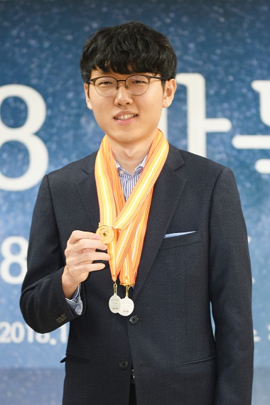 신진서, 4개월 연속 정상 올라
