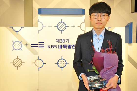‘바둑왕’ 신진서, 신민준 꺾고 첫 KBS바둑왕전 정상