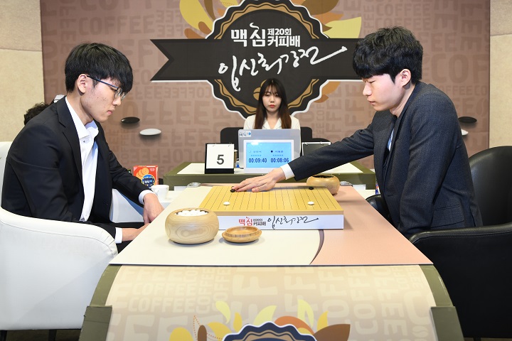 신진서, 이동훈 꺾고 맥심커피배 결승 선승 