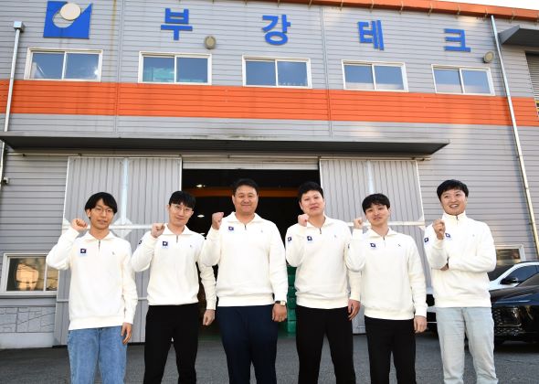 ▲부강테크 선수단. 왼쪽부터 박지현 6단, 강유택 9단, 김석천 단장, 장건현 감독, 허영락 4단, 임경호 아마선수.